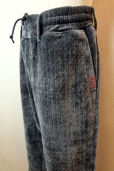 コードビー CODE:B イージーパンツ グレー 秋冬新作 ベロア生地 カジュアルパンツ バラシ メンズウェア画像1