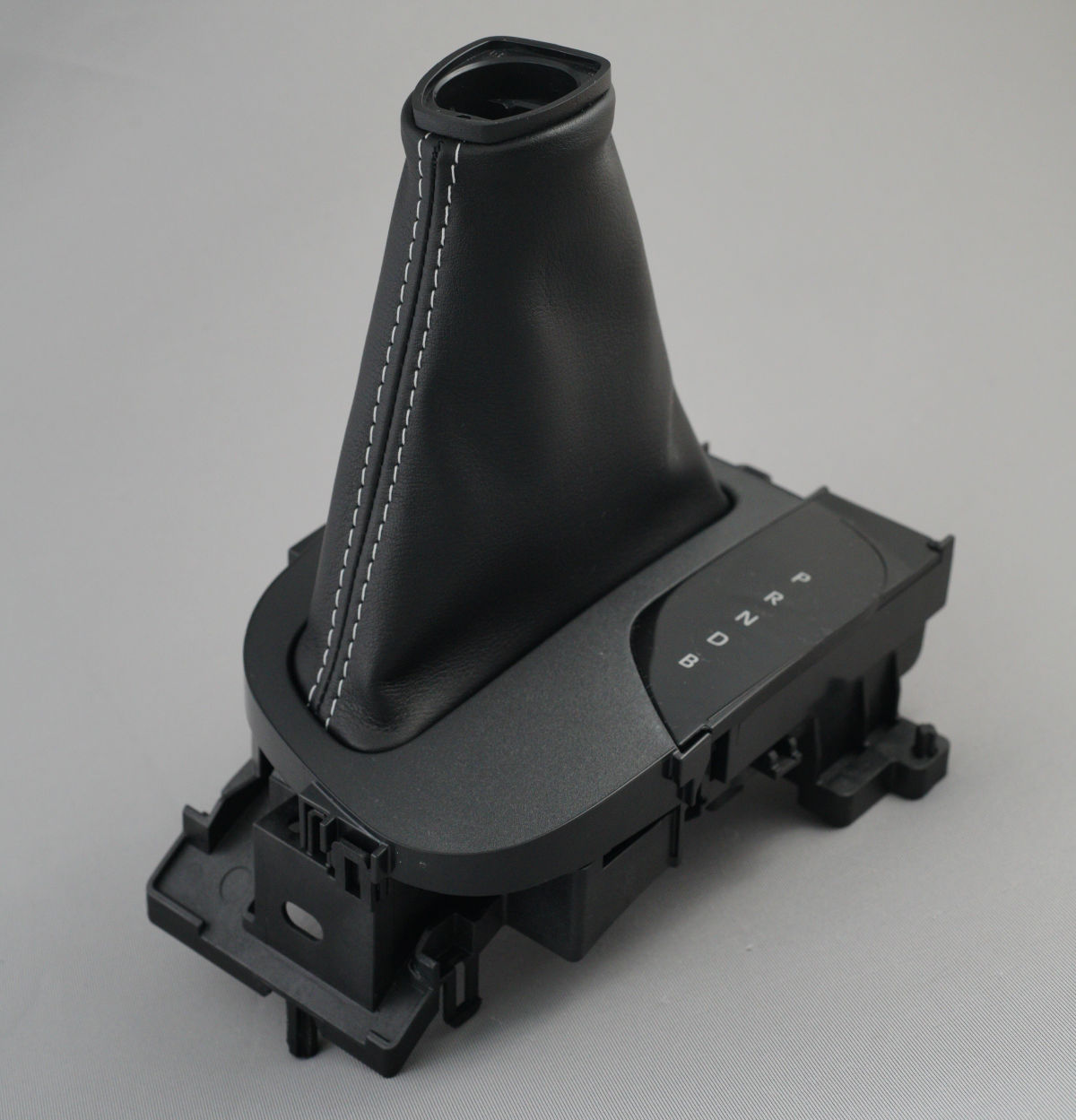 ⭐️新品 ヤリスクロス ハイブリッド車専用 シフトブーツ 黒革 黒ステッチ ⭐️新品 ヤリスクロス ハイブリッド車専用 シフトブーツ 黒革 黒