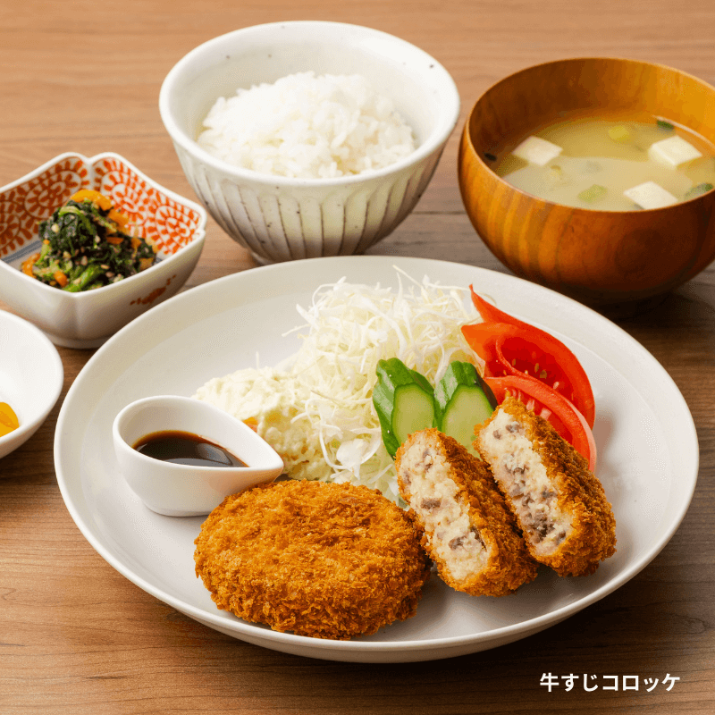 山田屋まるごと全種類セット 24点<br>(冷凍・要フライ調理)<br><br>・富ヘレ×3個<br>・富ロース×3個<br>・一口ヘレかつ×4個<br>・チーズチキン×2個<br>・メンチかつ×２個<br>・コロッケ×2個<br>・さつまいもバターコロッケ×2個<br>・牛すじコロッケ×2個<br>・海老フライ×4個<br>・秘伝とんかつソース×1本