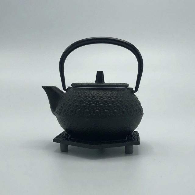 岩鋳　急須セット 3型新亀甲セット 楽天市場】鉄分補給にどうぞ！南部鉄器 『 新急須 3型亀甲