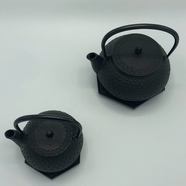 岩鋳　急須セット 3型新亀甲セット 岩鋳 鉄瓶兼用急須3型新亀甲 六角亀甲（小）釜敷きセット | IZUMIYA