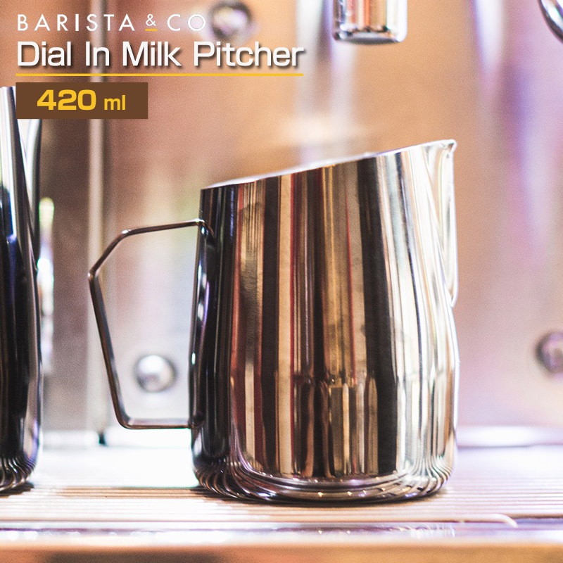 Barista&Co Dial In Milk Pitcher420ml/ダイヤルインミルクピッチャー420ml バリスタ 人間工学に基づいた持ちやすいハンドル カフェラテのミルクを注ぎやすい