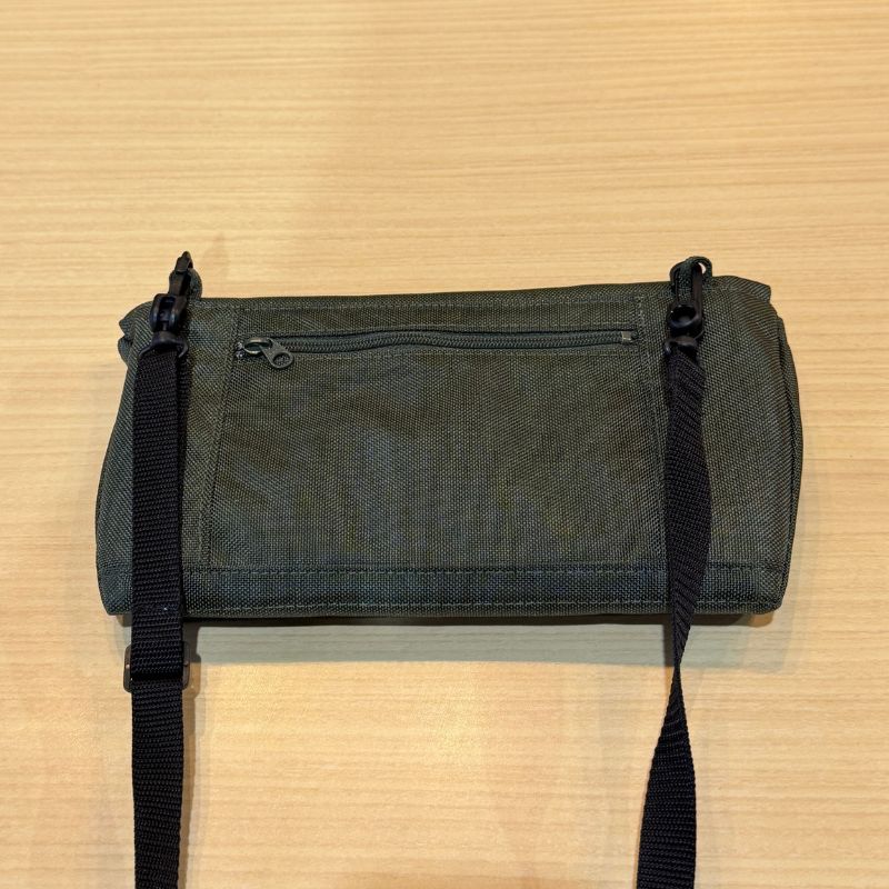 旅行用に開発された中身が取り出しやすい多機能サコッシュ VOYAGE2 スライドパーツ搭載で引っ張るだけでカードやパスポートなどが取り出しいやすい