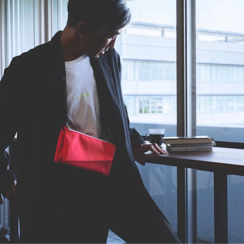 旅行用に開発された中身が取り出しやすい多機能サコッシュ VOYAGE2 スライドパーツ搭載で引っ張るだけでカードやパスポートなどが取り出しいやすい