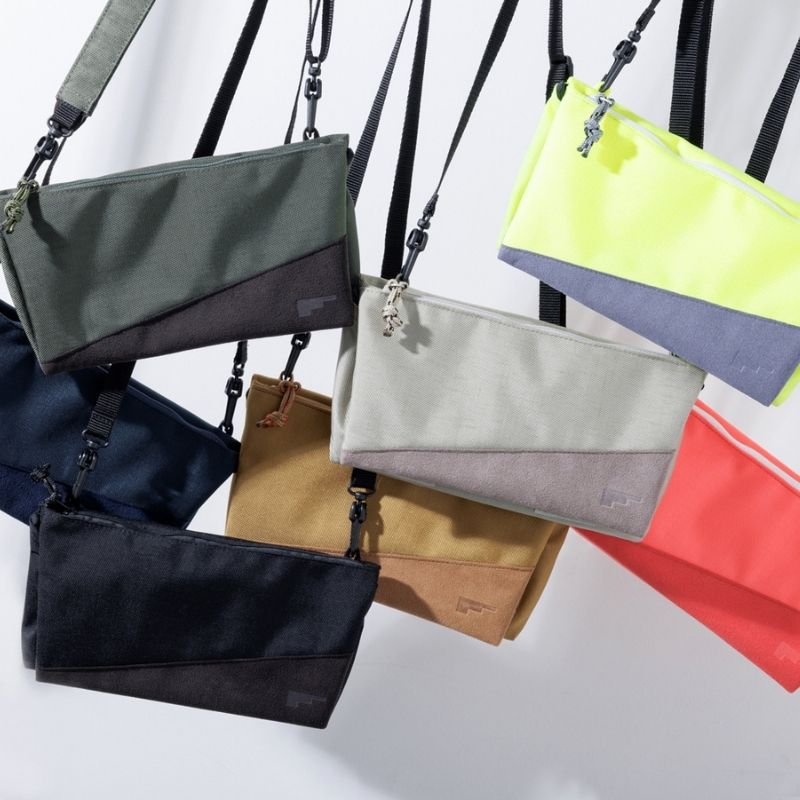 旅行用に開発された中身が取り出しやすい多機能サコッシュ VOYAGE2 スライドパーツ搭載で引っ張るだけでカードやパスポートなどが取り出しいやすい