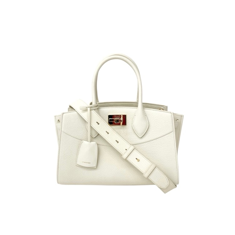 FERRAGAMO  ニューフェラガモステューディオ ソフトバッグ Studio Soft bag 型押しカーフ マスカルポーネ M 21A112 786170