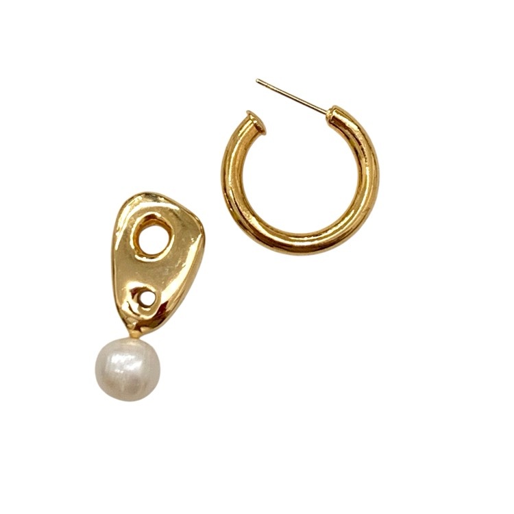 Mame Kurogouchi マメクロゴウチ Freshwater Pearl Earrings 淡水パールアシンメトリーピアス ゴールド F MM25AW-AC308