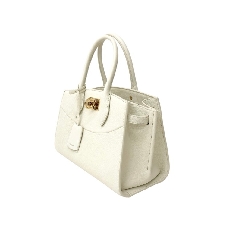 FERRAGAMO  ニューフェラガモステューディオ ソフトバッグ Studio Soft bag 型押しカーフ マスカルポーネ M 21A112 786170