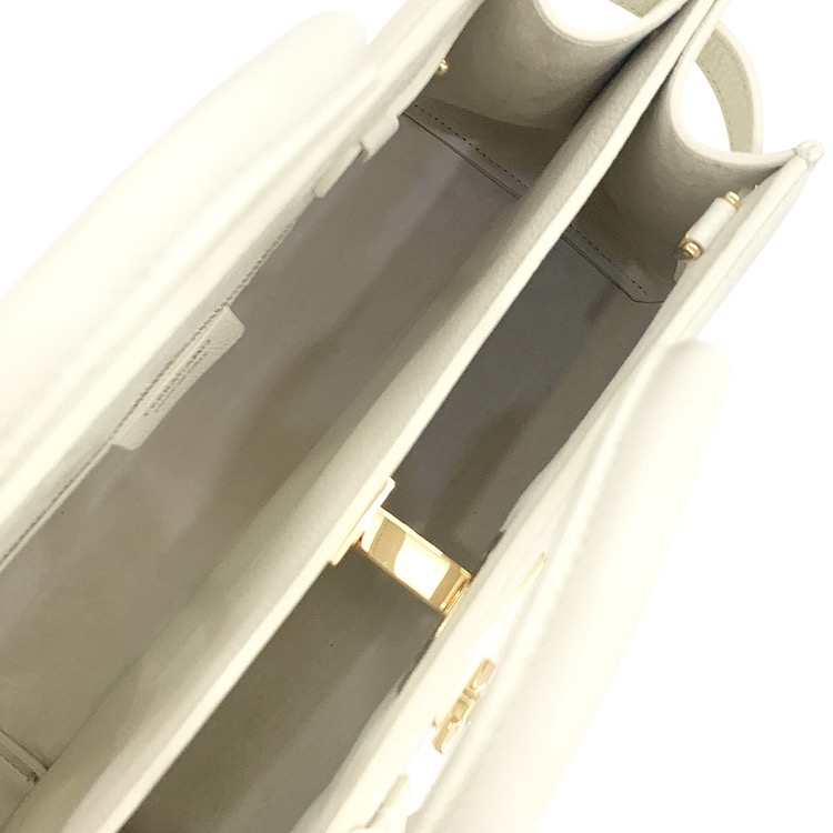 FERRAGAMO  ニューフェラガモステューディオ ソフトバッグ Studio Soft bag 型押しカーフ マスカルポーネ M 21A112 786170