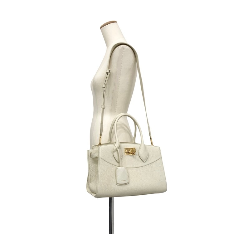 FERRAGAMO  ニューフェラガモステューディオ ソフトバッグ Studio Soft bag 型押しカーフ マスカルポーネ M 21A112 786170