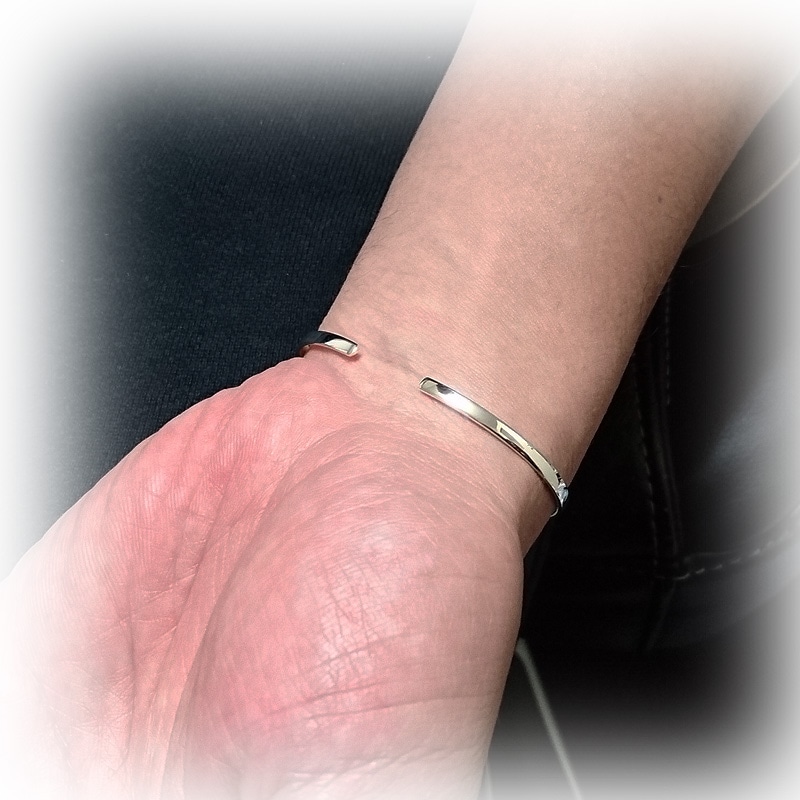4mm幅 シンプル鏡面甲丸仕上げ シルバーバングル 【シルバー925