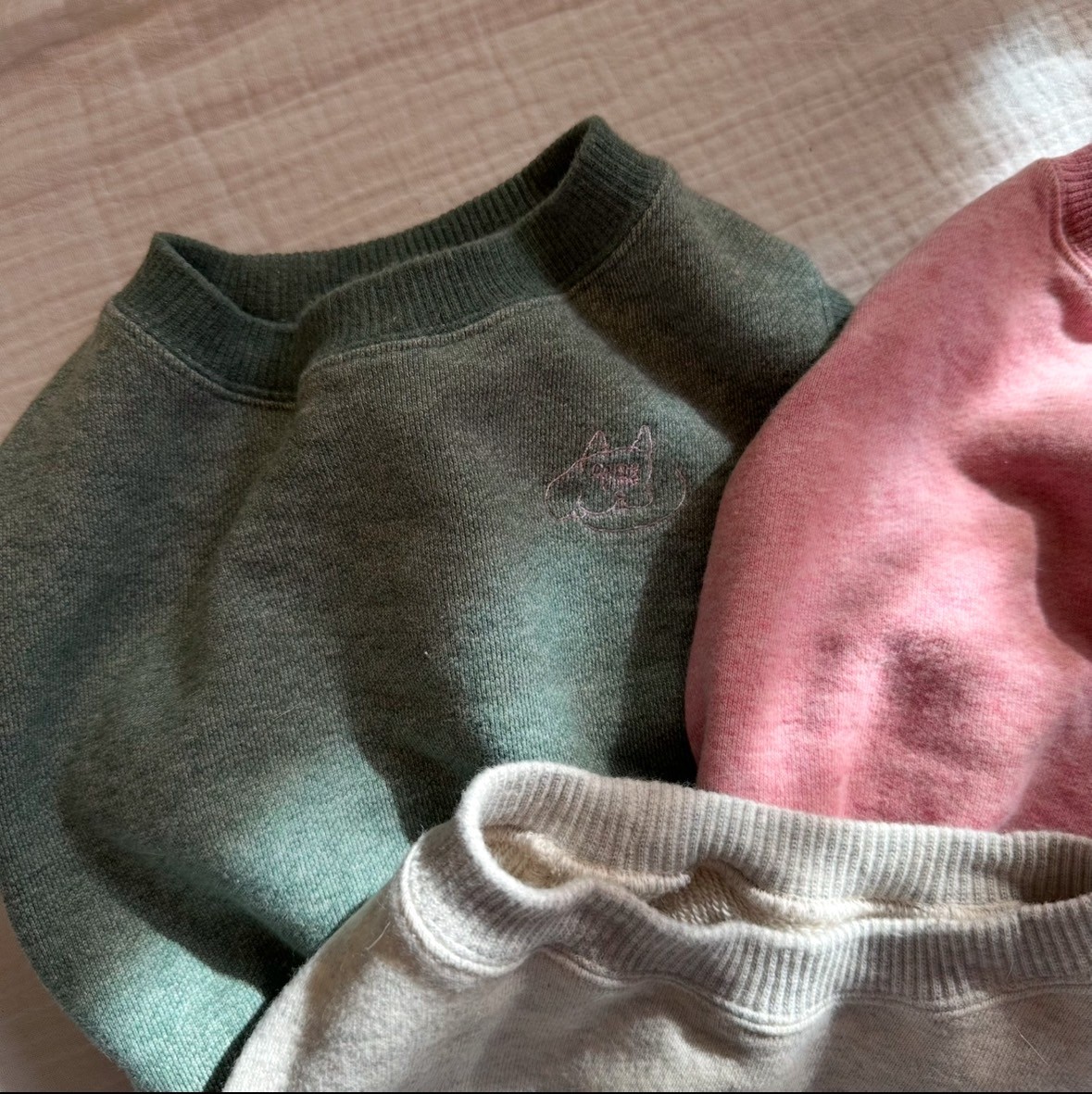 明日は一緒にどこ行く?クロップドスウェット【メランジ・モスグリーン】