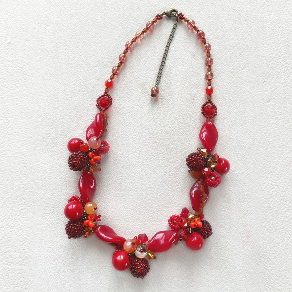 紅い実のネックレス