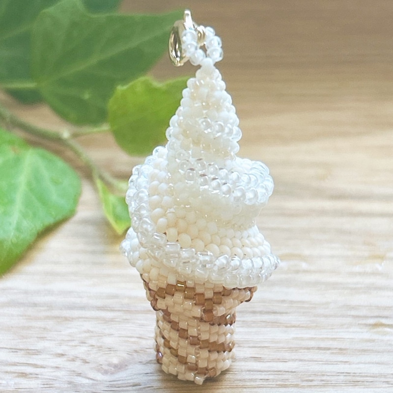 ソフトクリームのバックチャーム