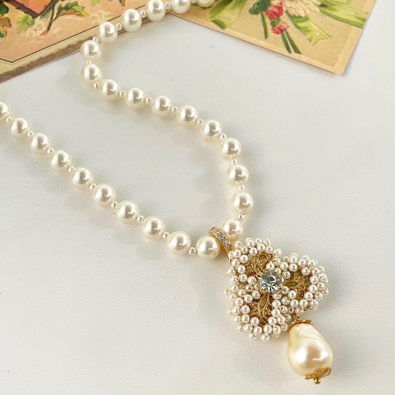 パールのトリフォリウムネックレス