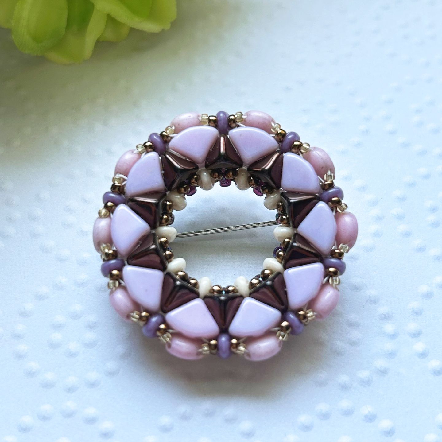 マルチホールビーズで編むブローチ Soleil（ソレイユ）ピンク