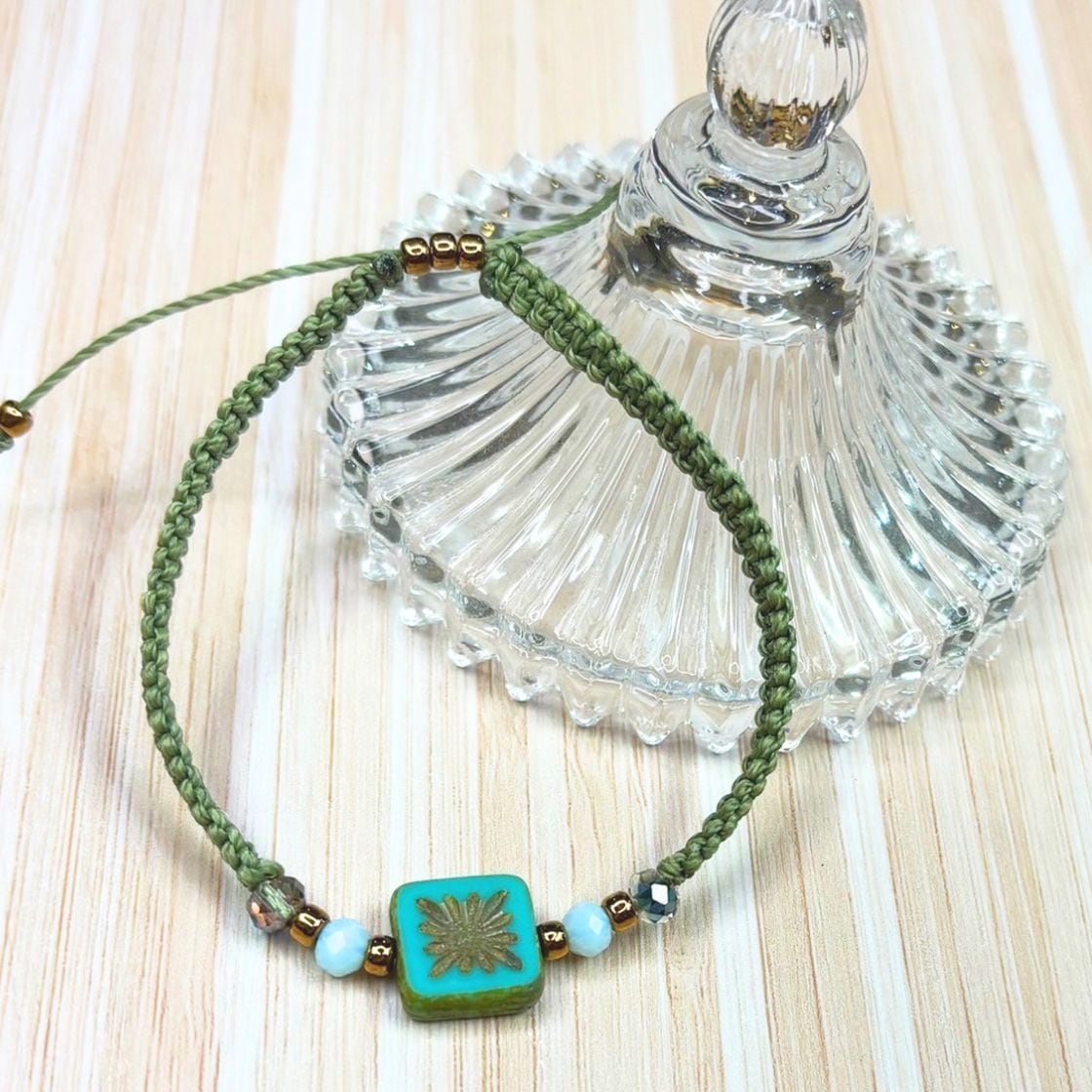 スクエアビーズのブレスレット