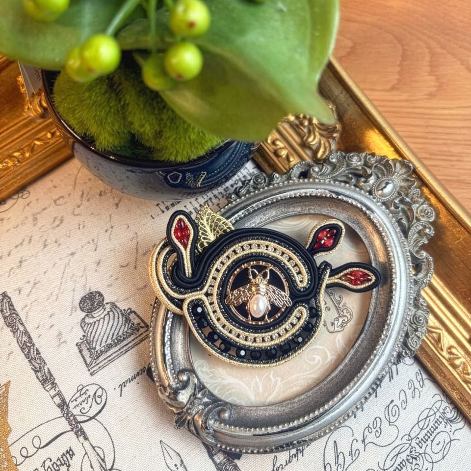 Honeybeeブローチ