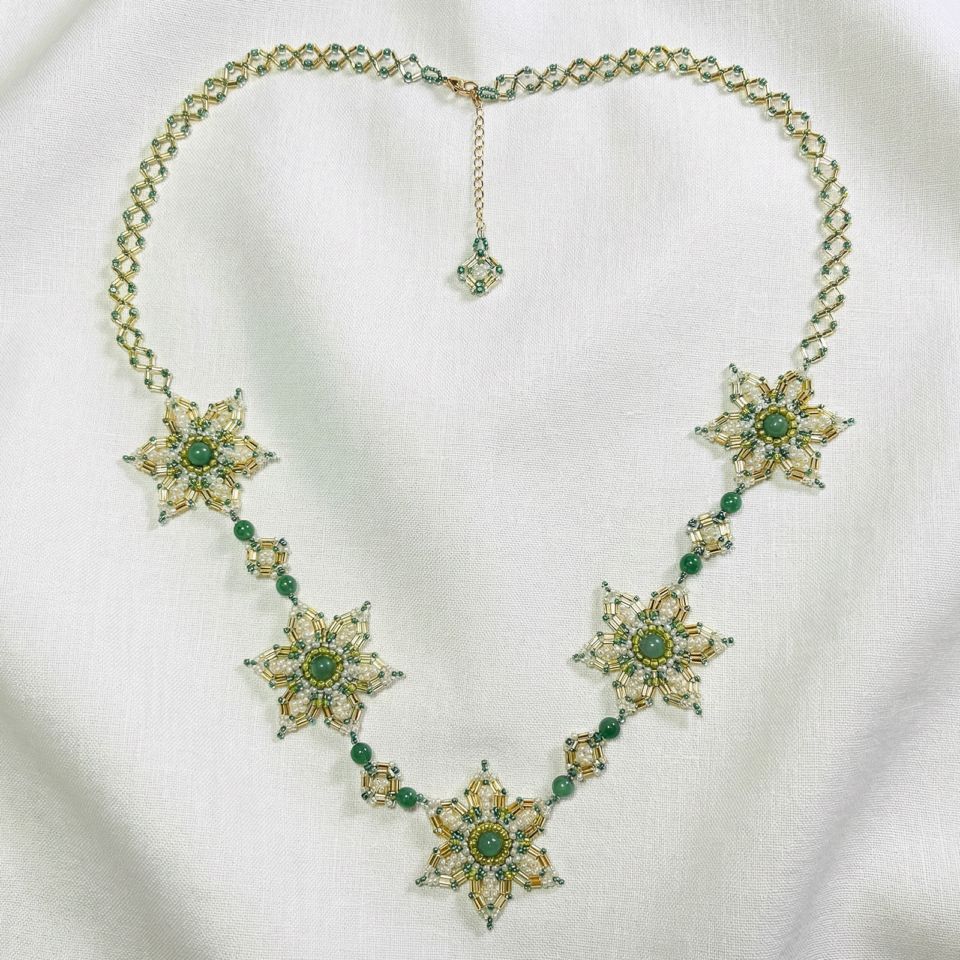 アベンチュリンカラーのモザイクモチーフネックレス