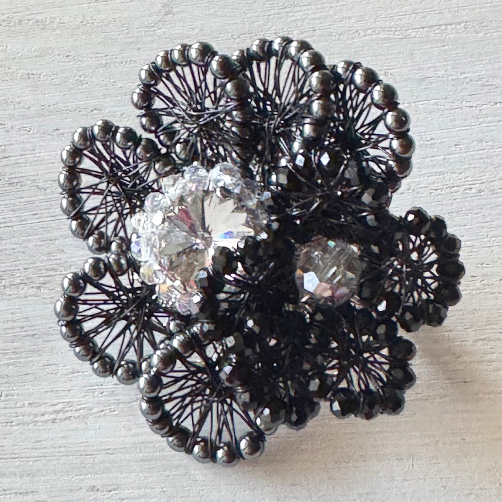 ワイヤーの特性を活かした神秘的なブローチルナ・レースブルーム