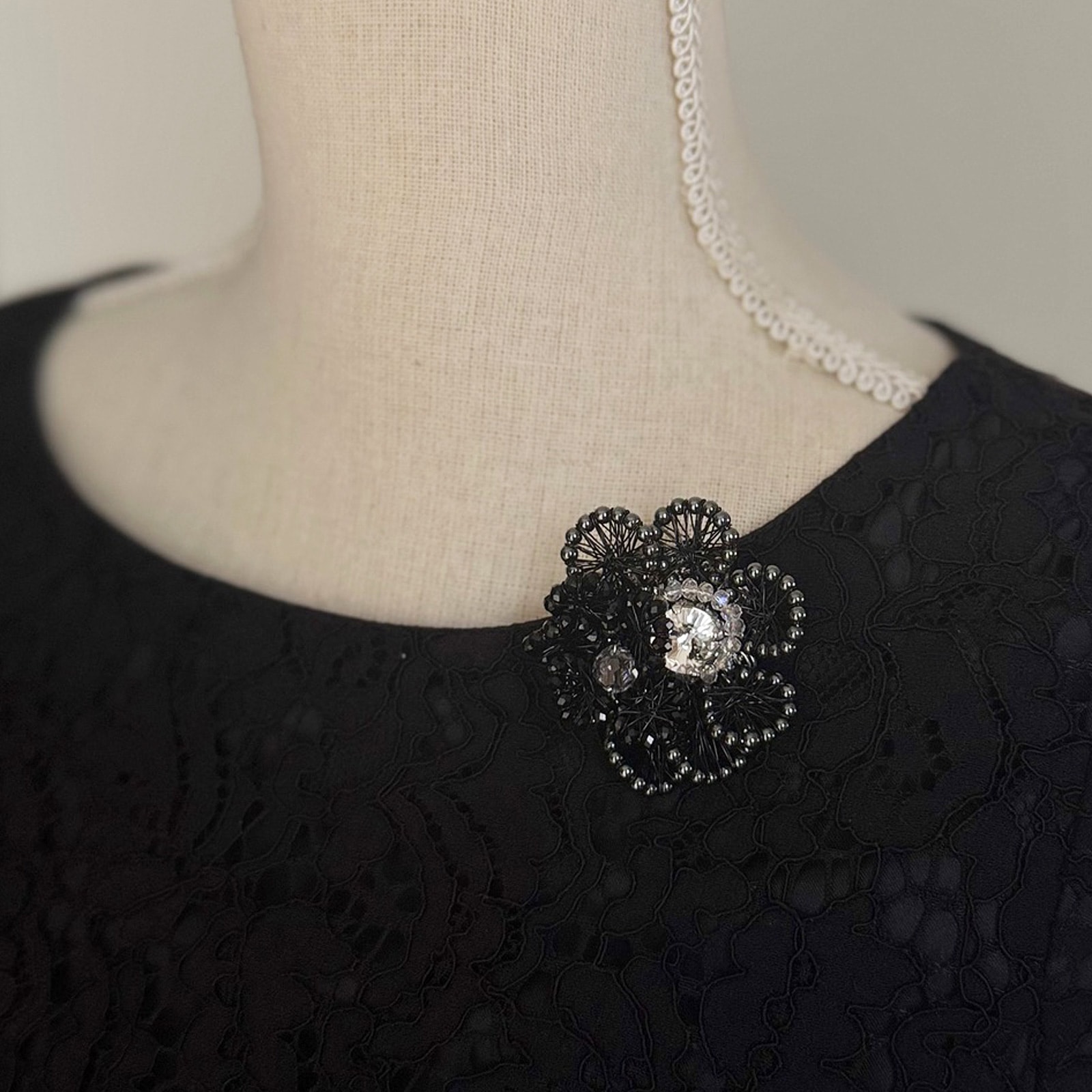 ワイヤーの特性を活かした神秘的なブローチルナ・レースブルーム