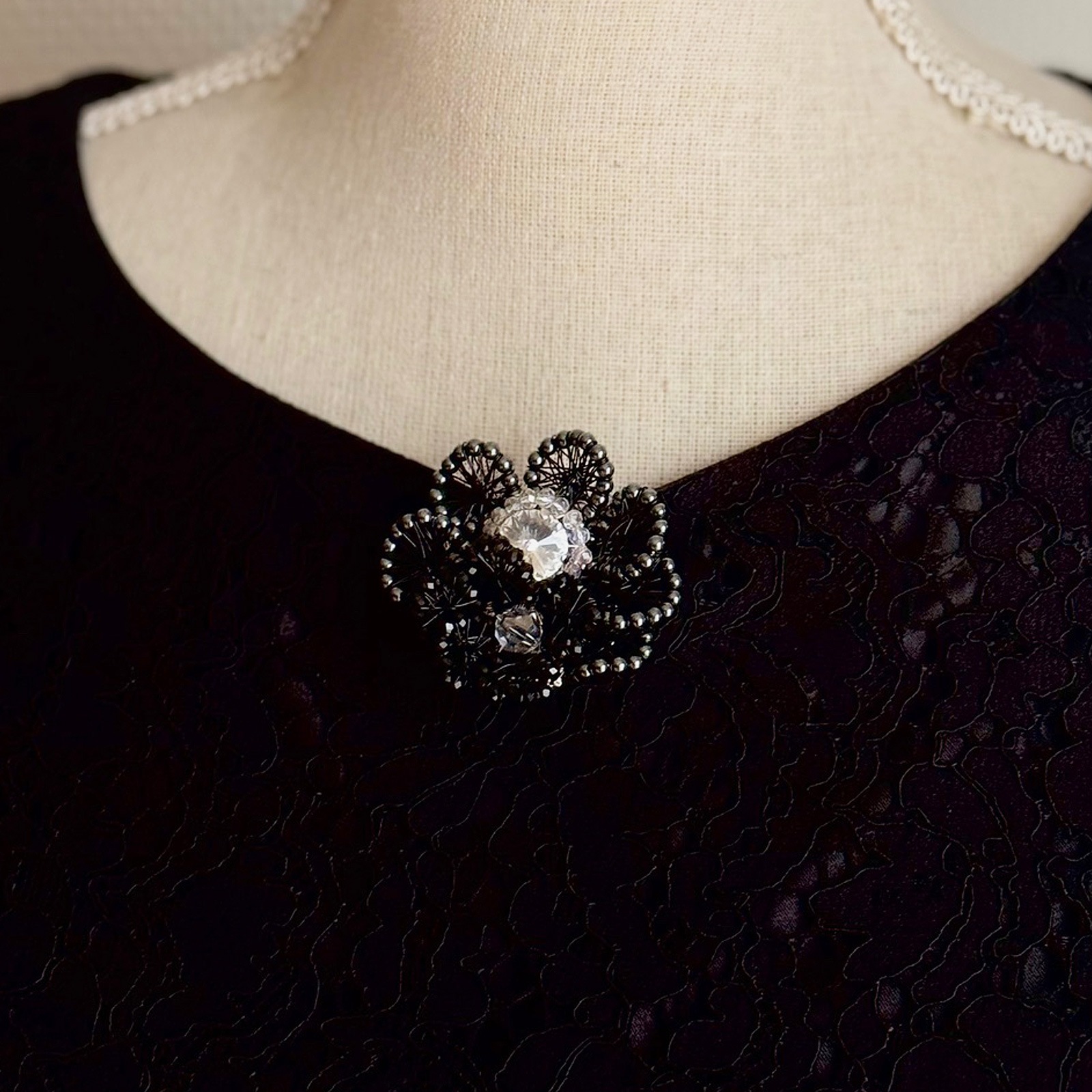 ワイヤーの特性を活かした神秘的なブローチルナ・レースブルーム