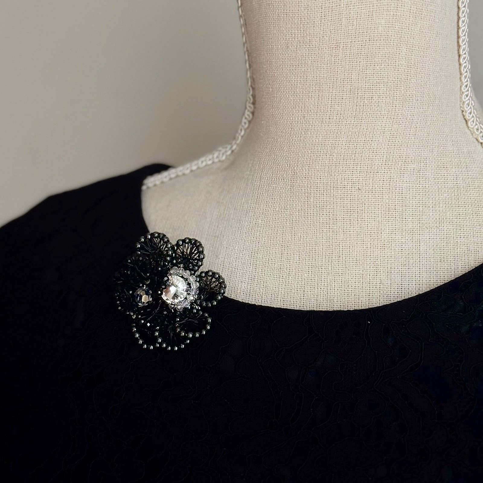 ワイヤーの特性を活かした神秘的なブローチルナ・レースブルーム