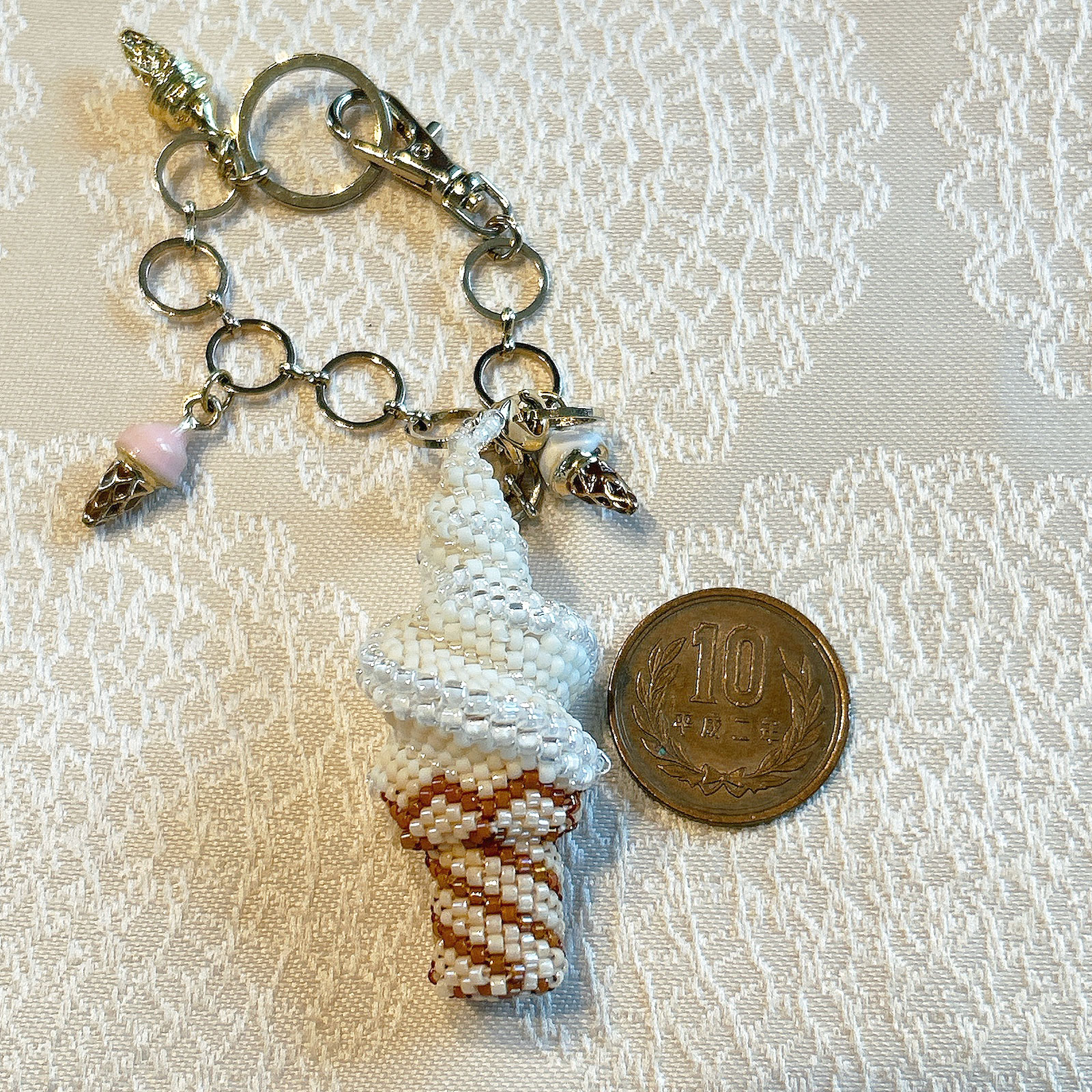 ビーズステッチで編むソフトクリームのバックチャーム