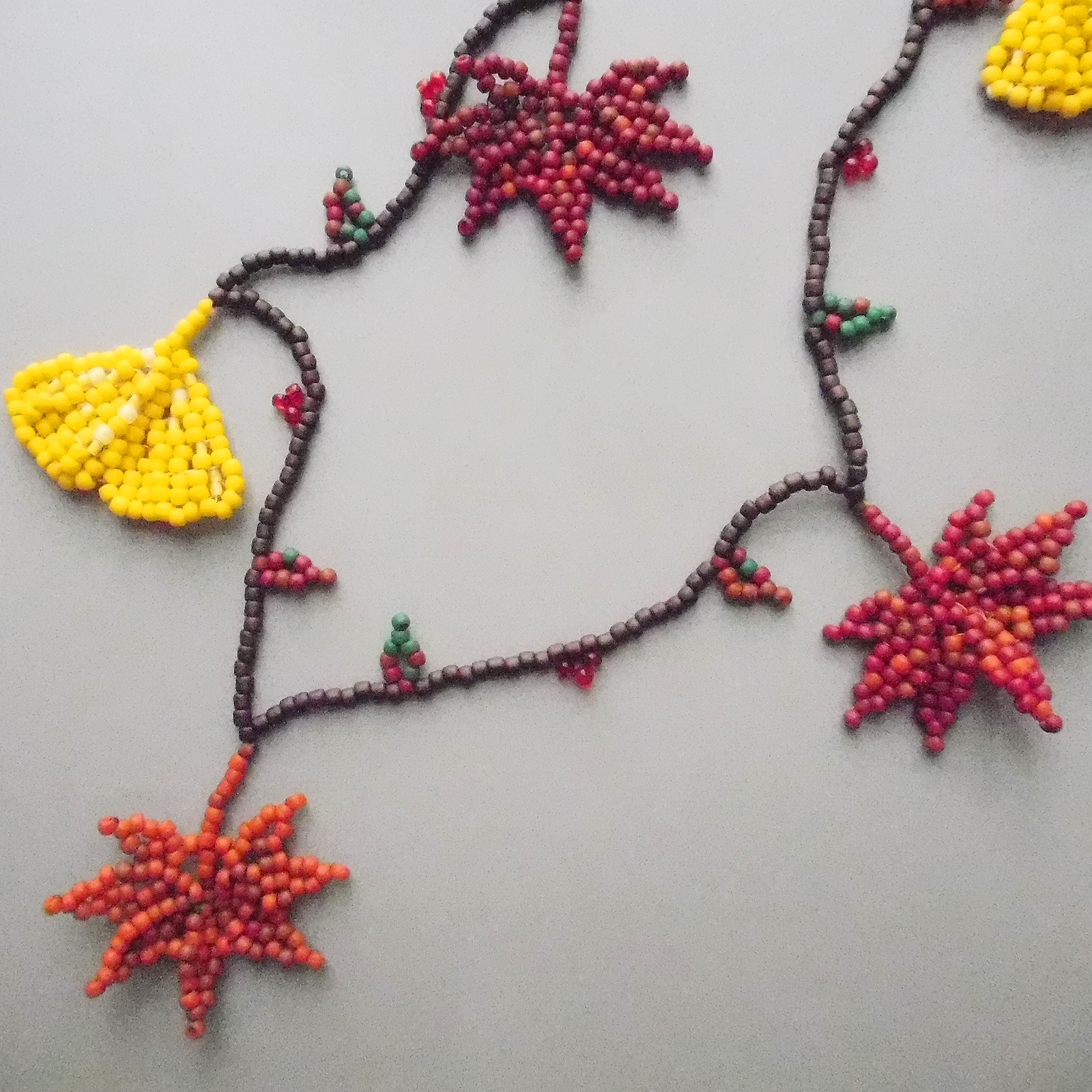 紅葉とイチョウのオヤ風ロングネックレス