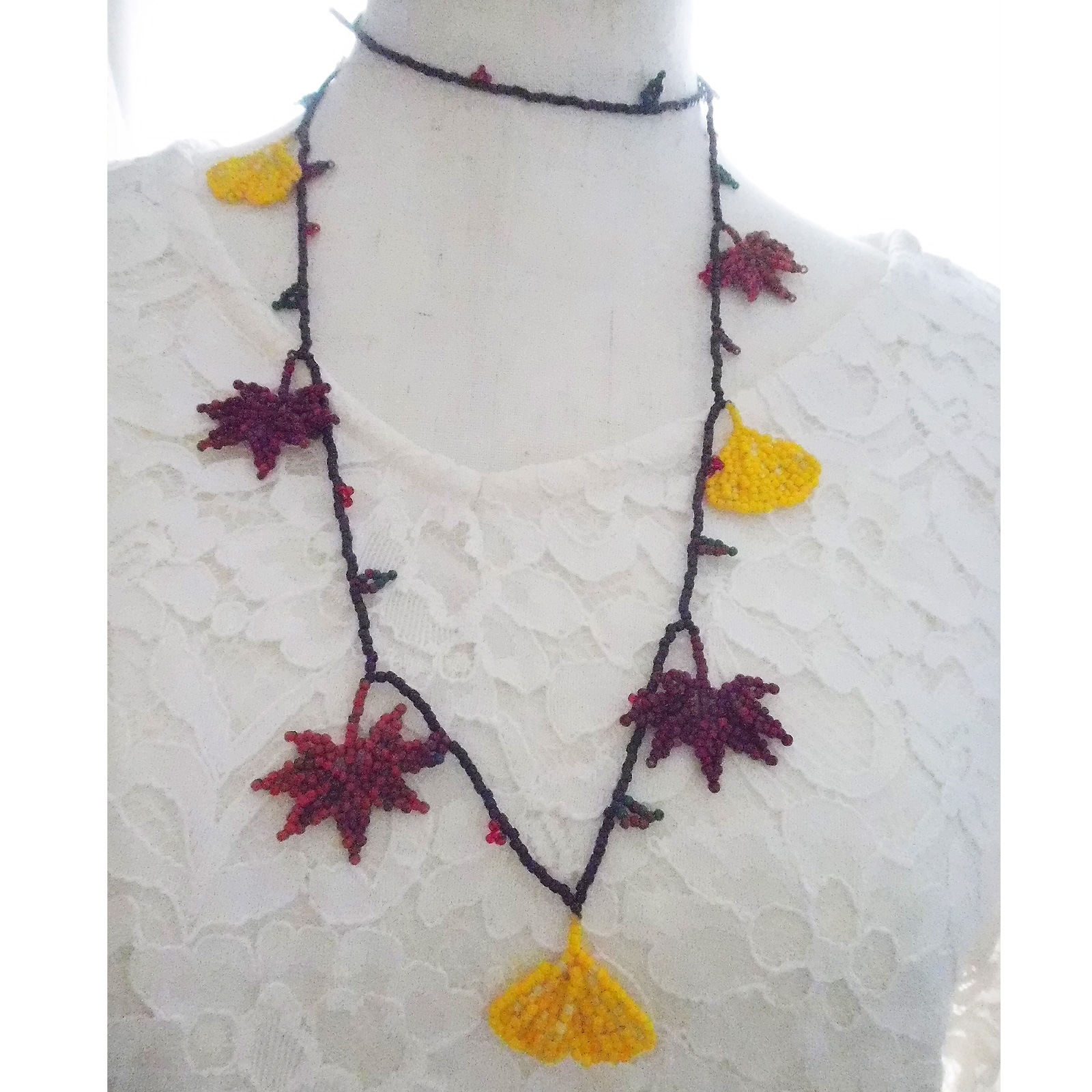 紅葉とイチョウのオヤ風ロングネックレス