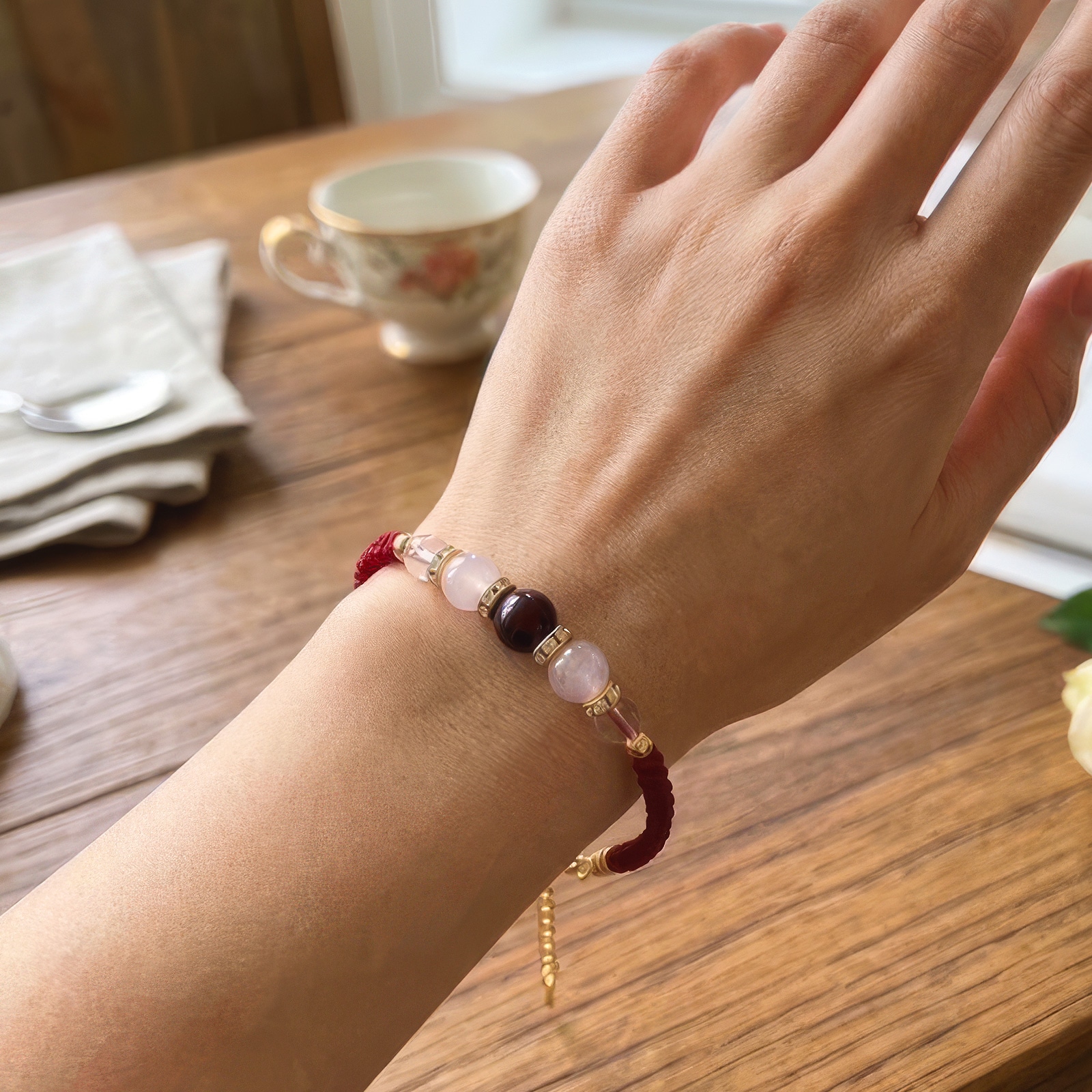 平結びとねじり結びで作る平結びとねじり結びのブレスレット/アメジスト