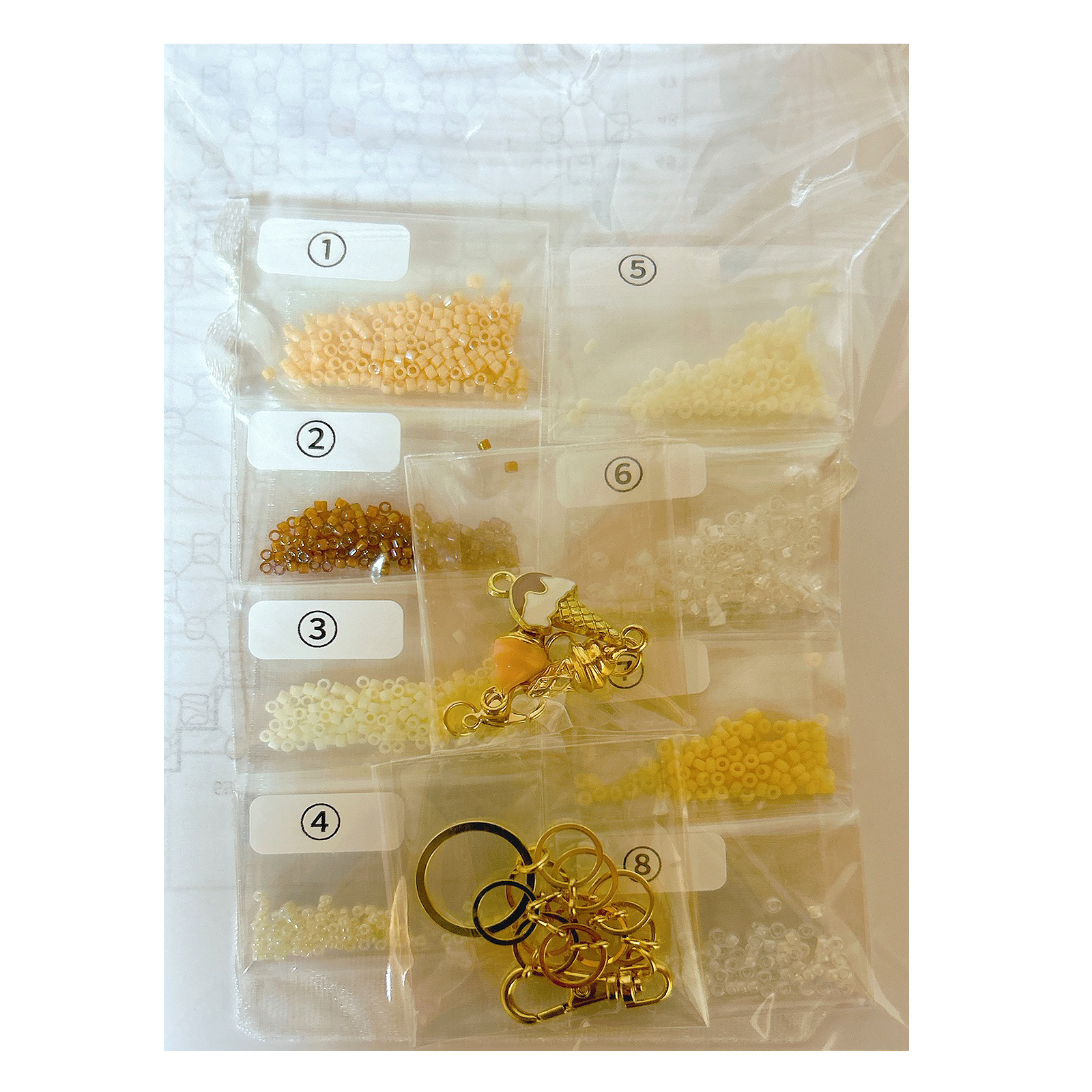 ビーズステッチで編むソフトクリームのバックチャーム ミックス