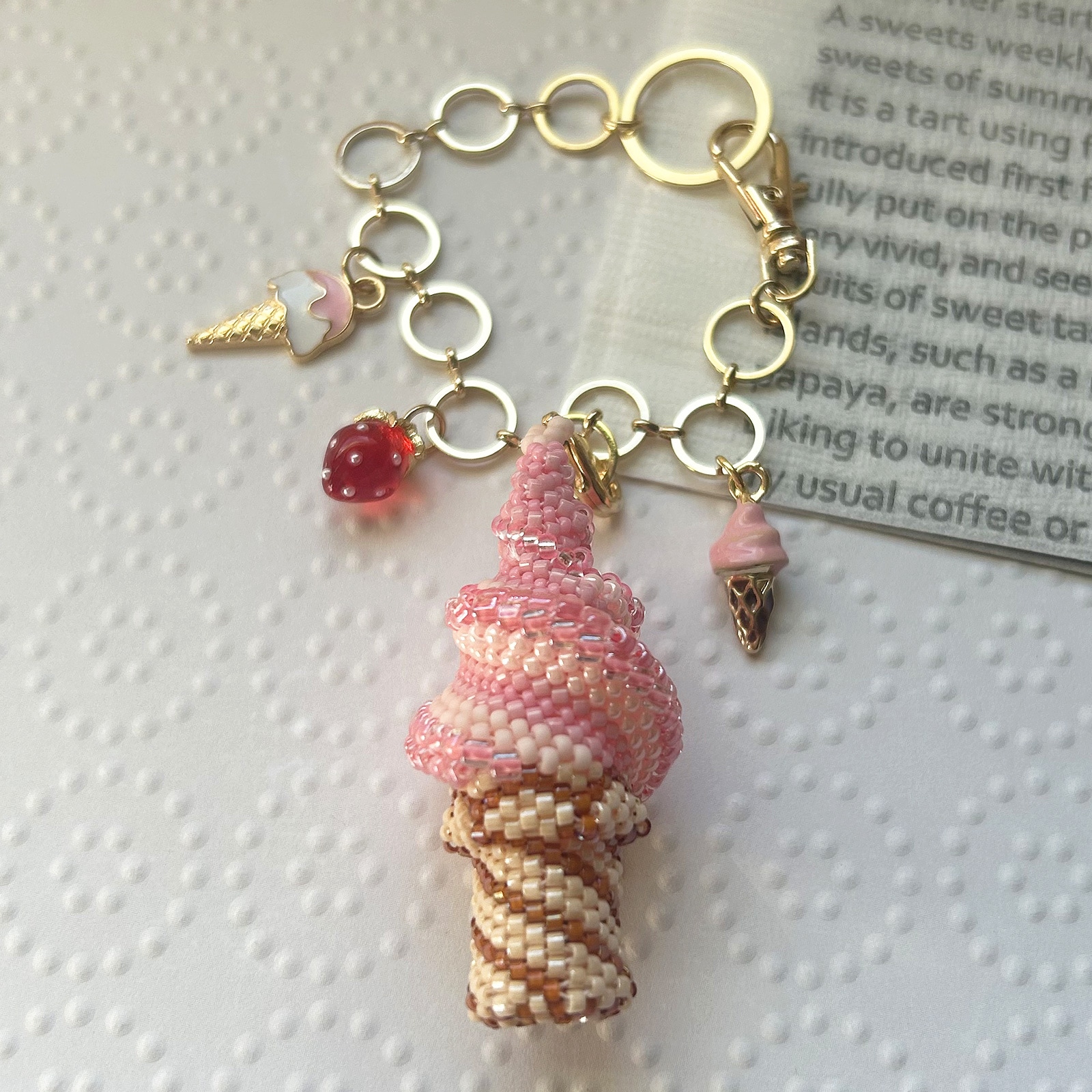 ビーズステッチで編むソフトクリームのバックチャーム ミックス