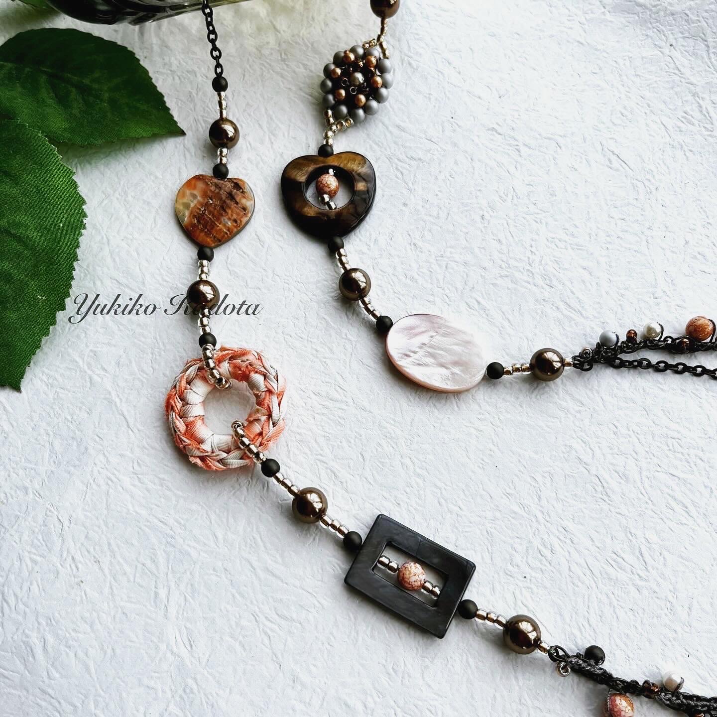 リボン編みと円形編みとチェーンの編みつけリボンフープ＆シェルのロングネックレス