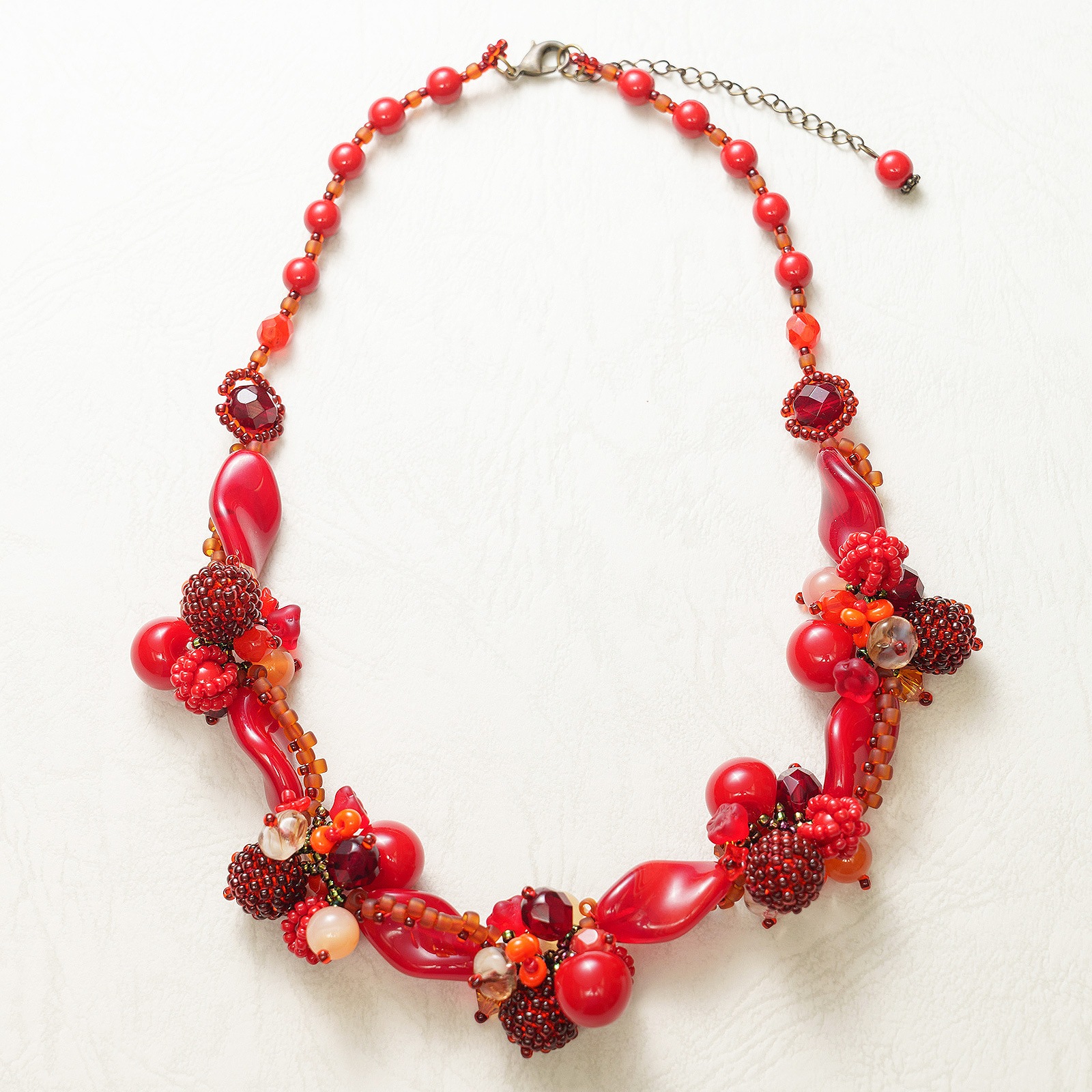 紅い実のネックレス