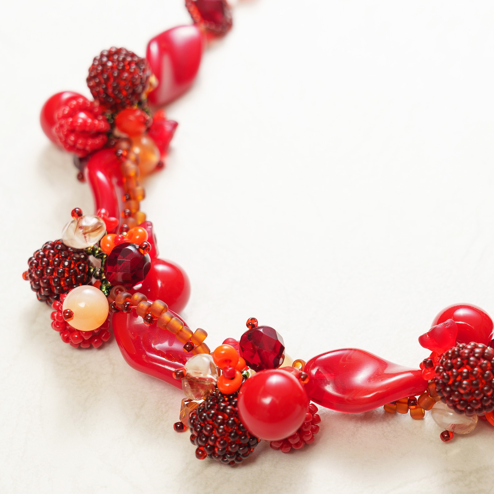 紅い実のネックレス