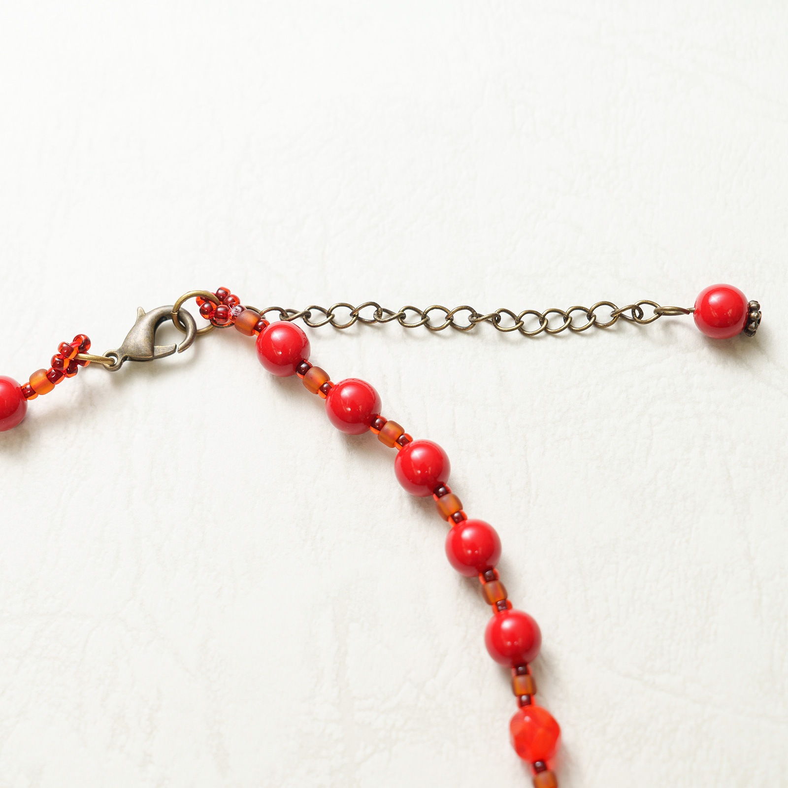 紅い実のネックレス