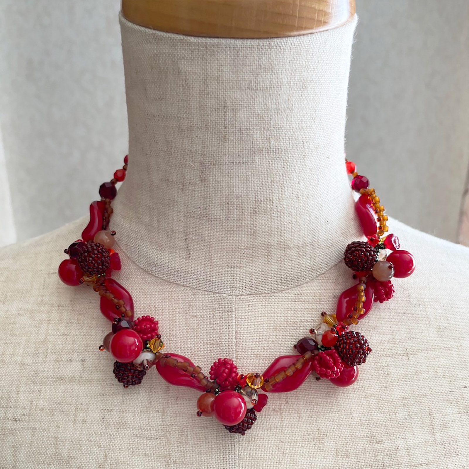 紅い実のネックレス