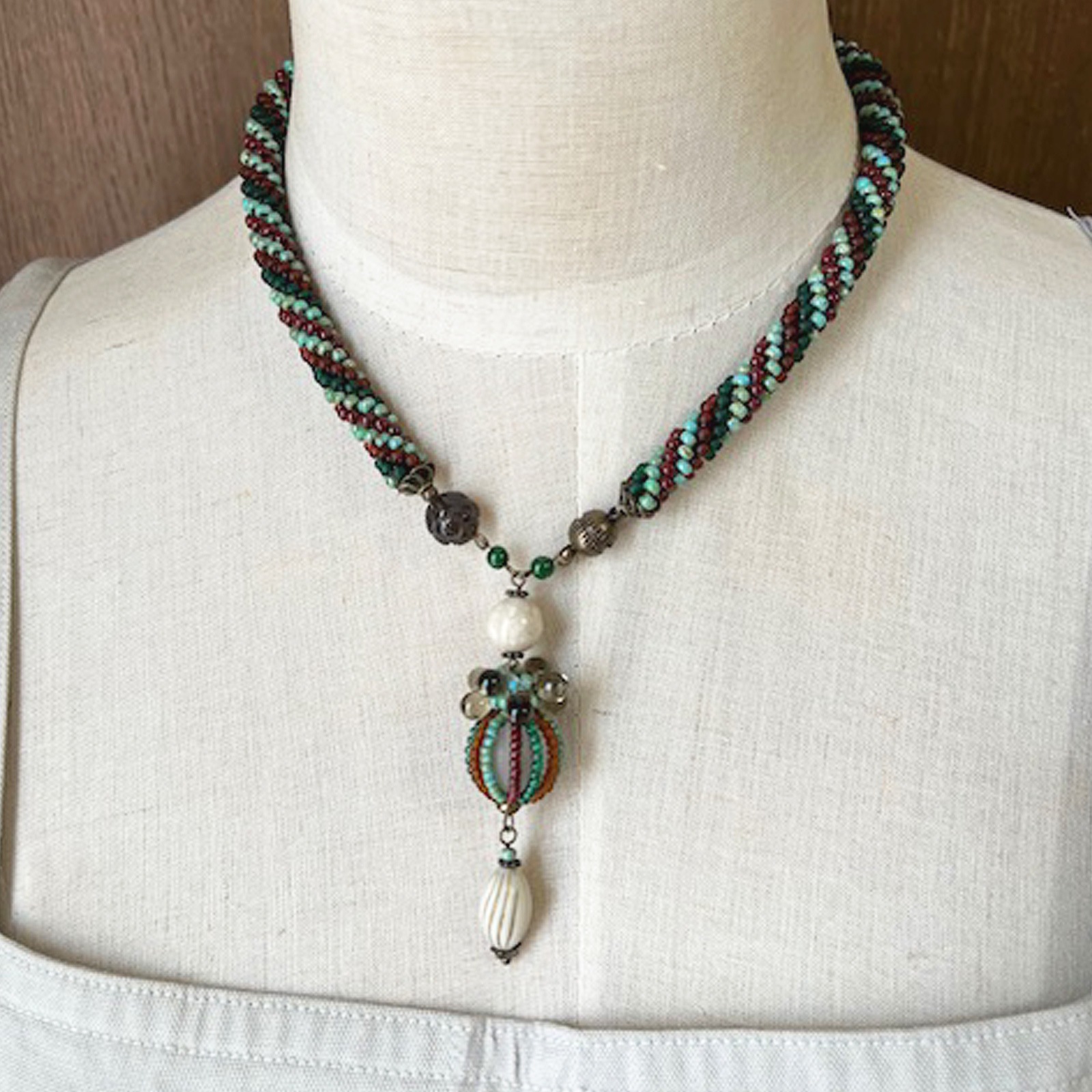 ビーズクロッシェとステッチで作るネックレス～懐古（ノスタルジー）～ ブルー