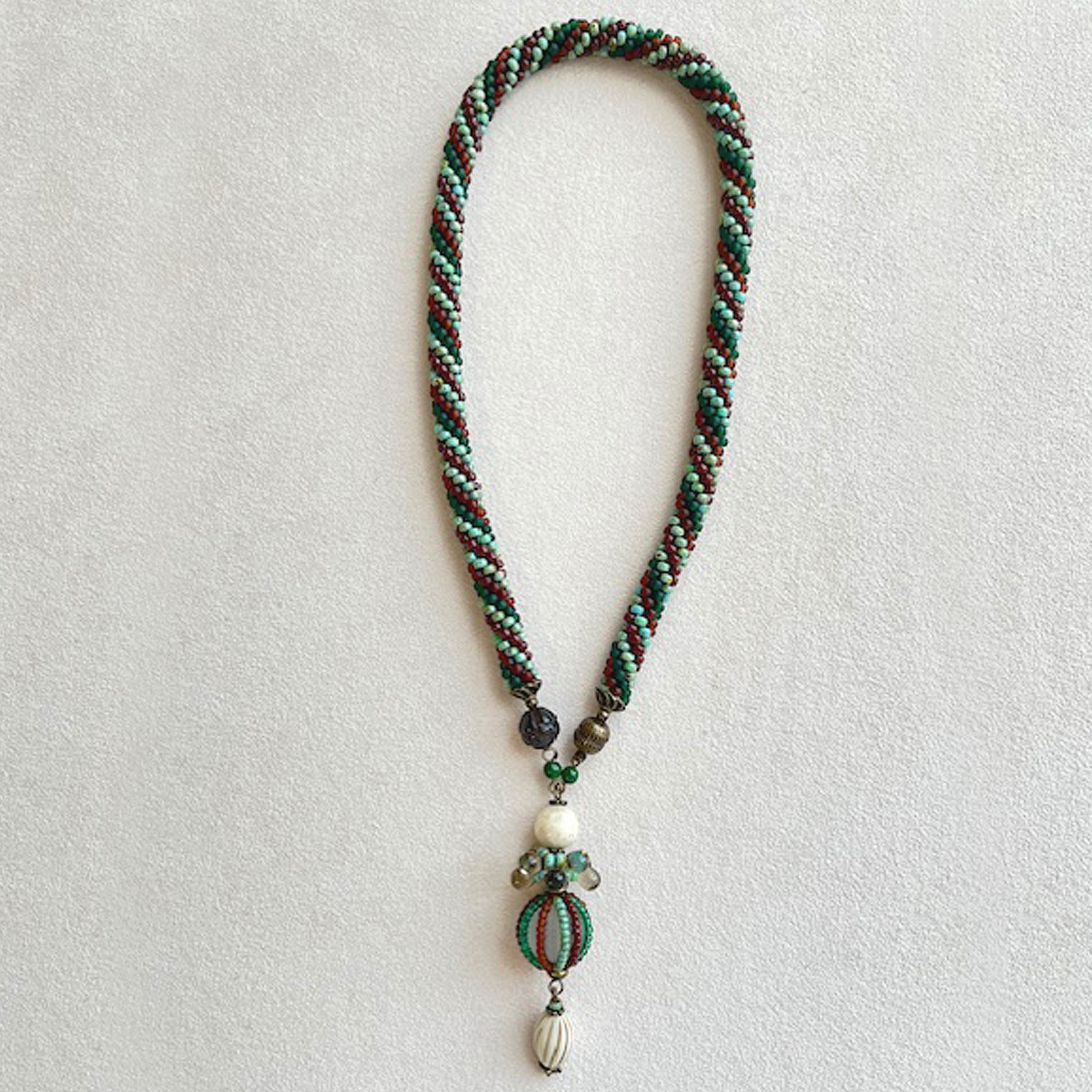 ビーズクロッシェとステッチで作るネックレス～懐古（ノスタルジー）～ ブルー