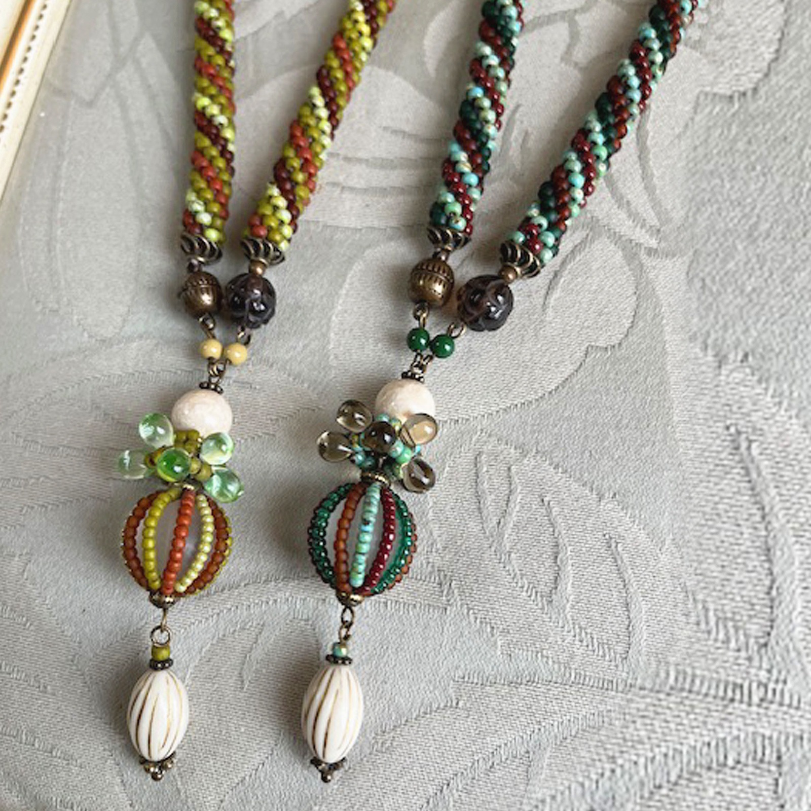 ビーズクロッシェとステッチで作るネックレス～懐古（ノスタルジー）～ ブルー