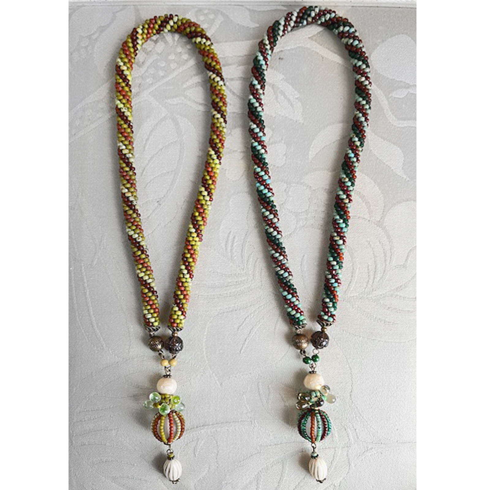 ビーズクロッシェとステッチで作るネックレス～懐古（ノスタルジー）～ ブルー