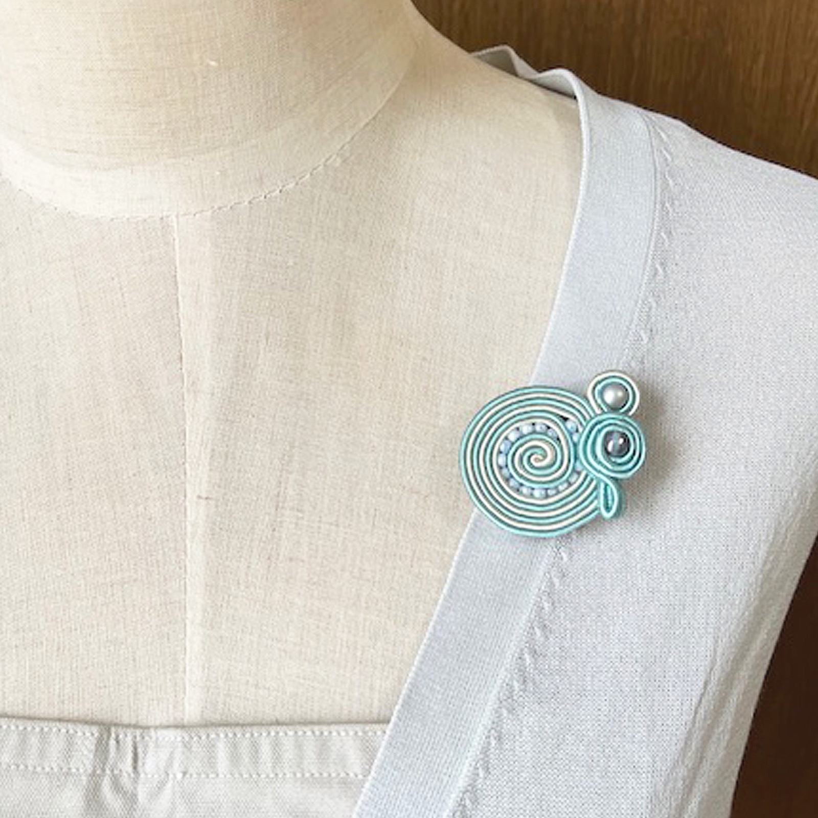 ソウタシエで作るブローチ～渦（うず）～ ブルー