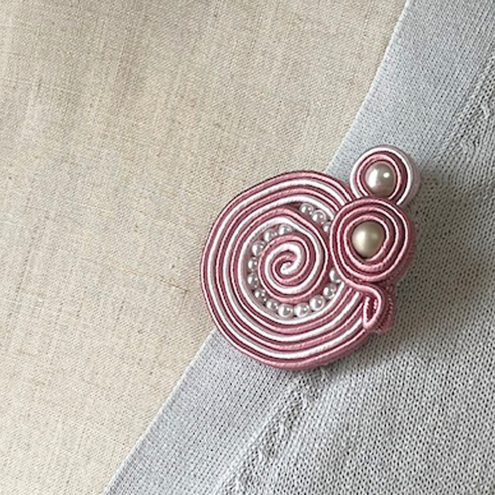 ソウタシエで作るブローチ～渦（うず）～ ピンク