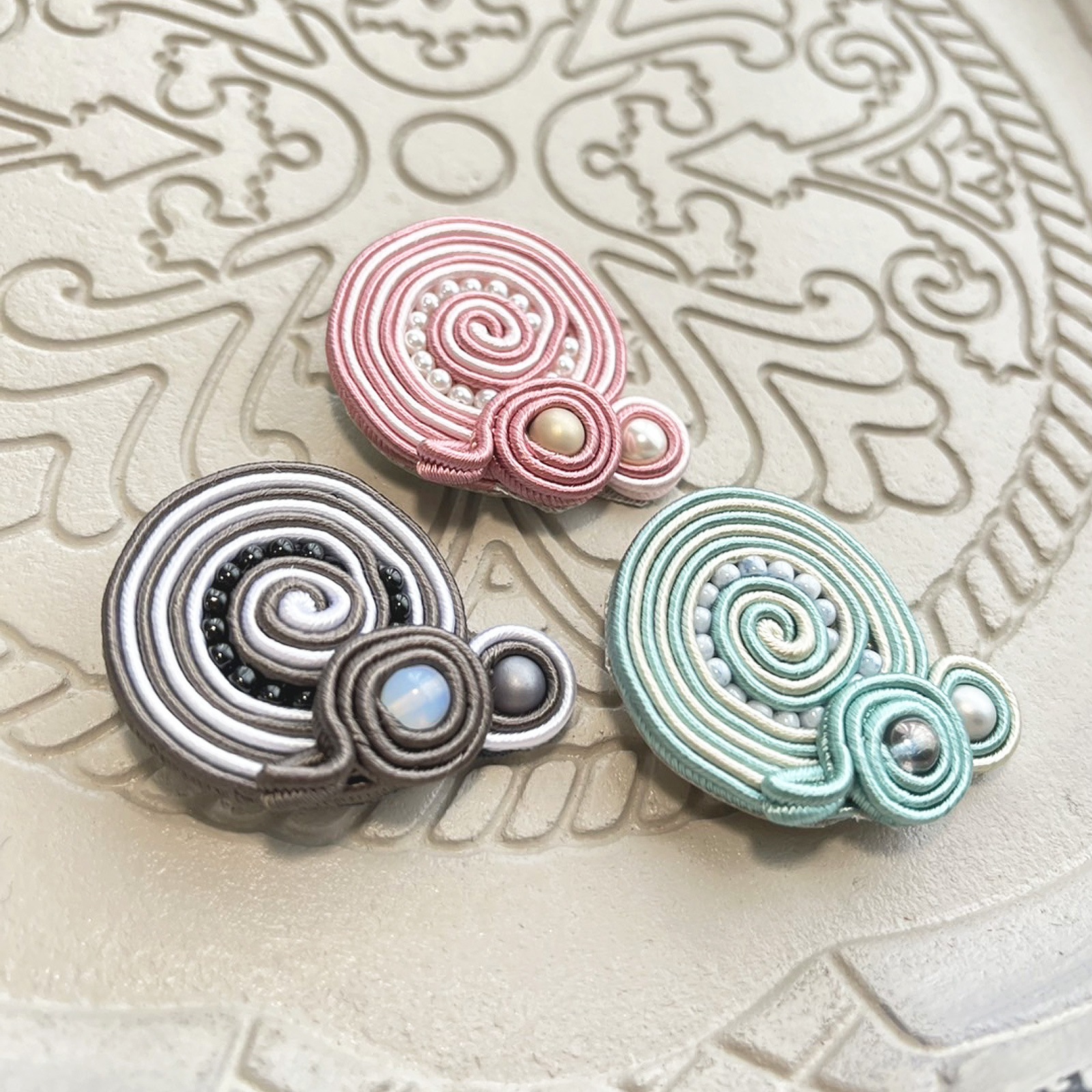 ソウタシエで作るブローチ～渦（うず）～ ピンク