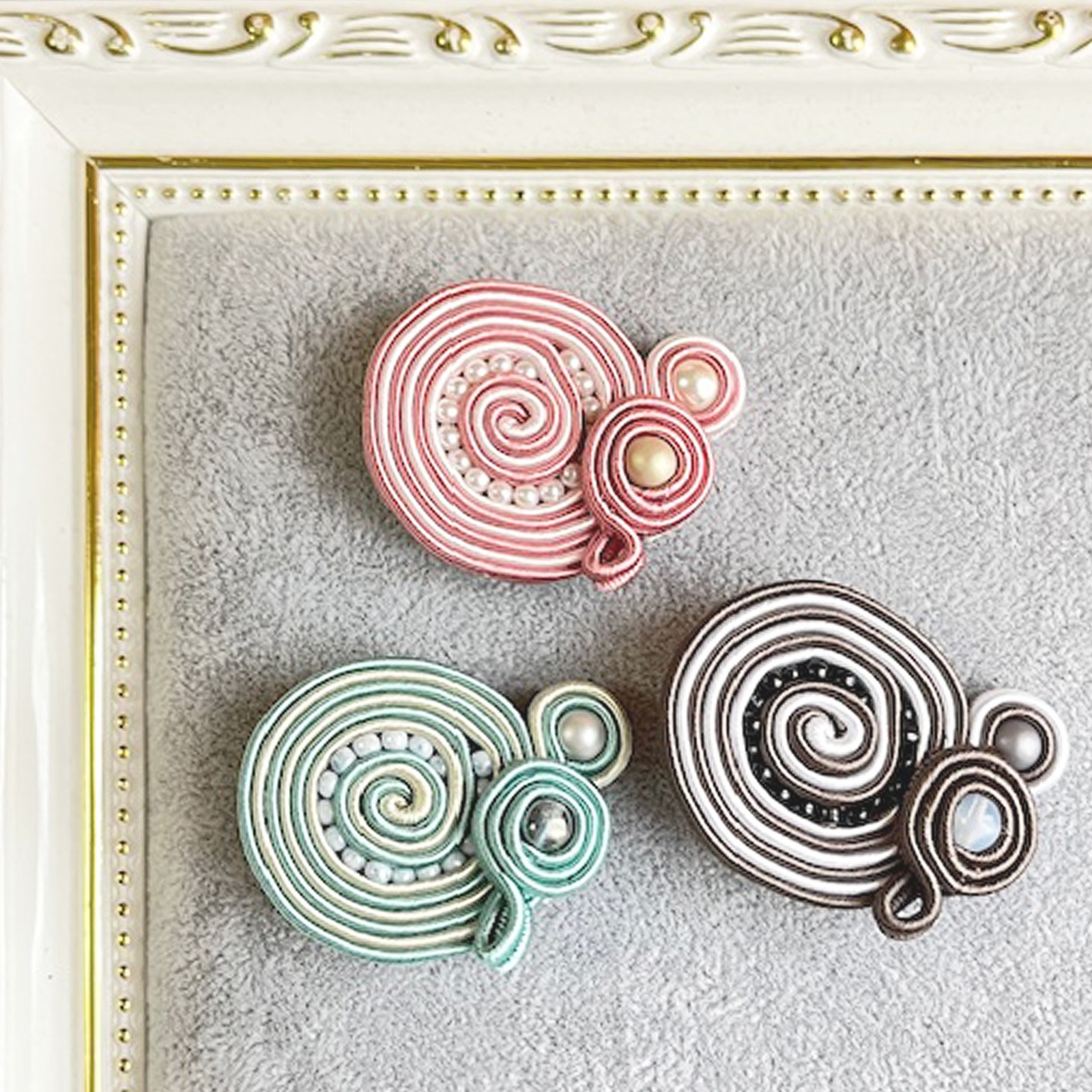 ソウタシエで作るブローチ～渦（うず）～ ピンク