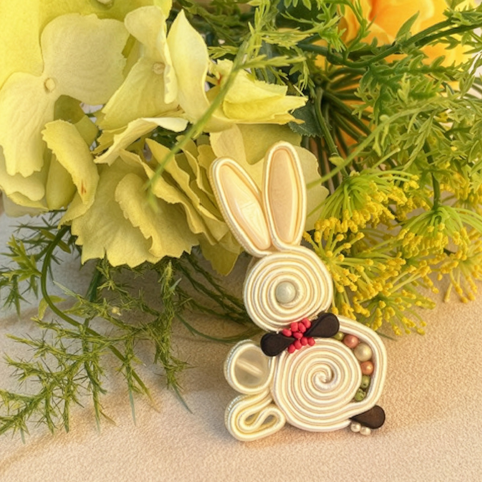 スパイラルシェイプで作るブローチあわてんぼうウサギ（ホワイト）