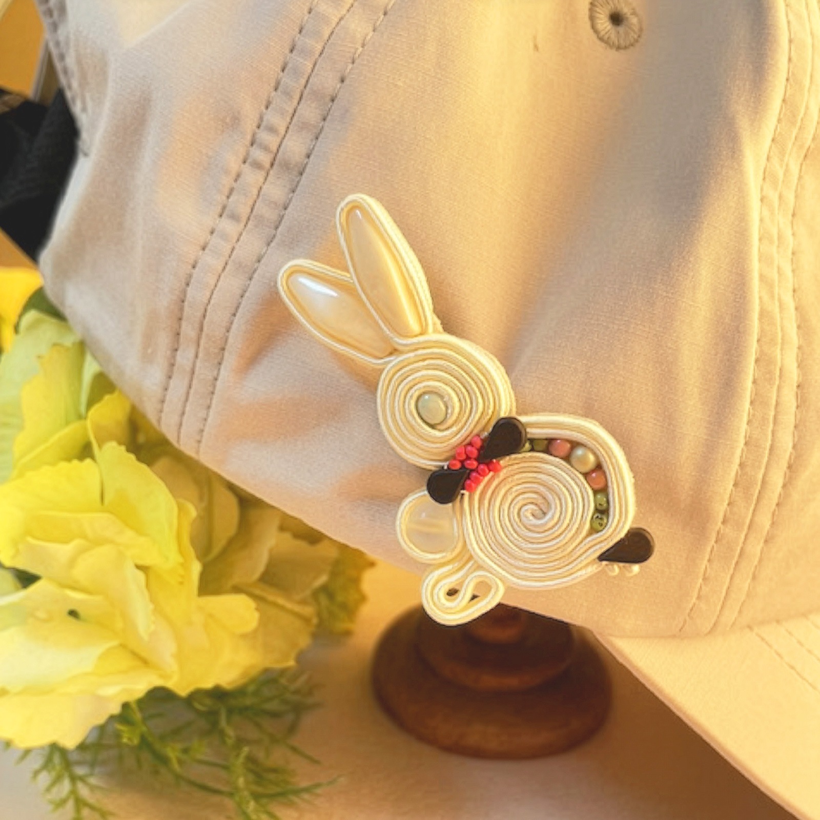 スパイラルシェイプで作るブローチあわてんぼうウサギ（ホワイト）