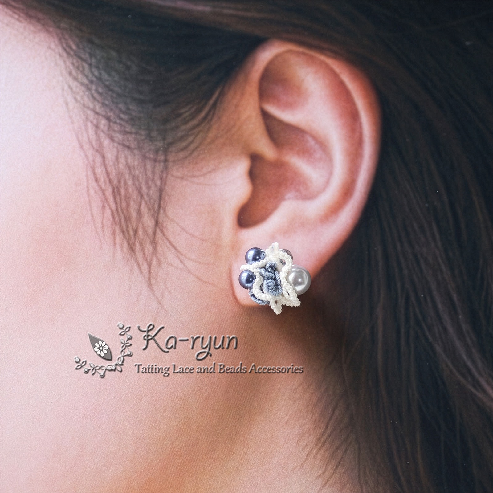 レースフラワーのプチピアス／ブルー