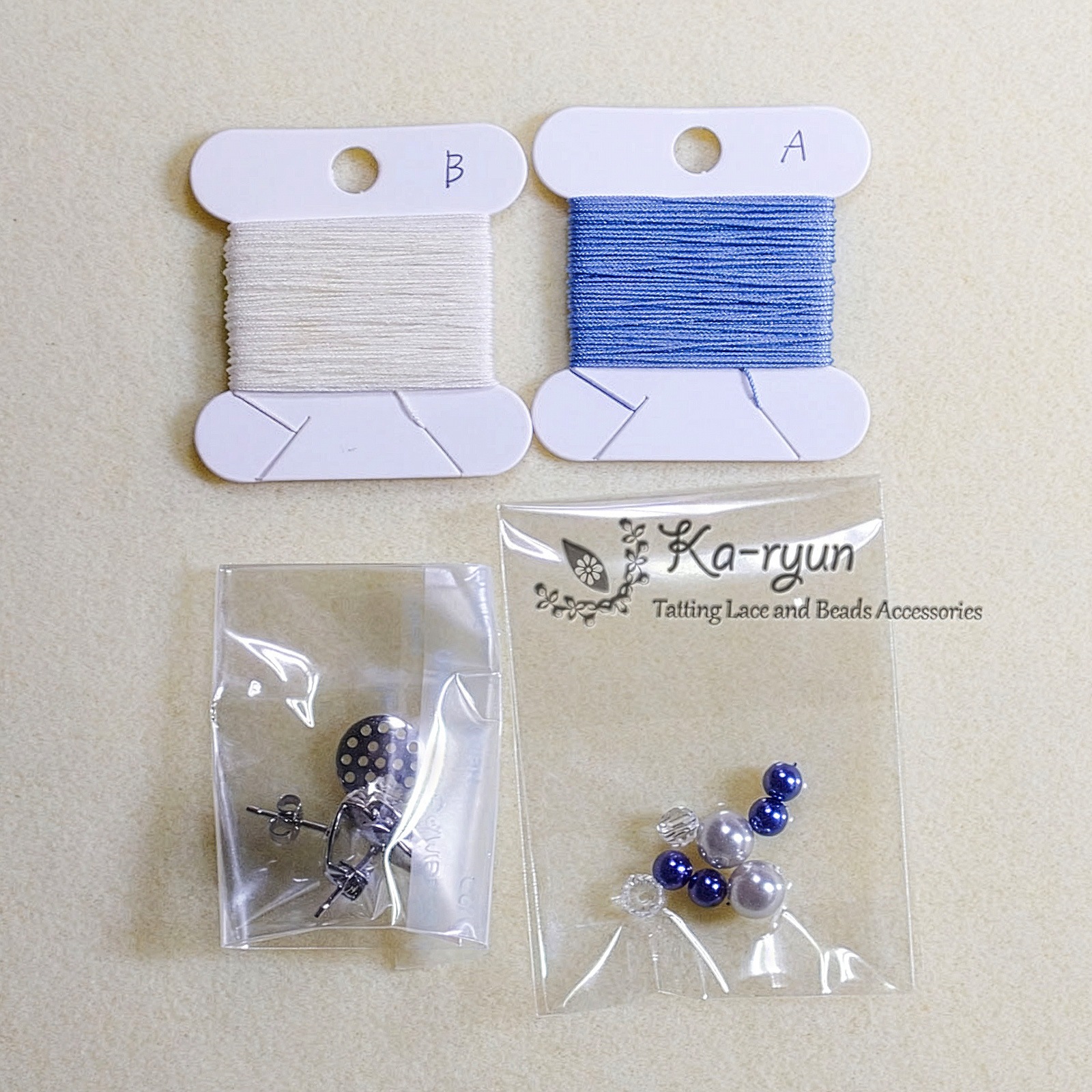 レースフラワーのプチピアス／ブルー